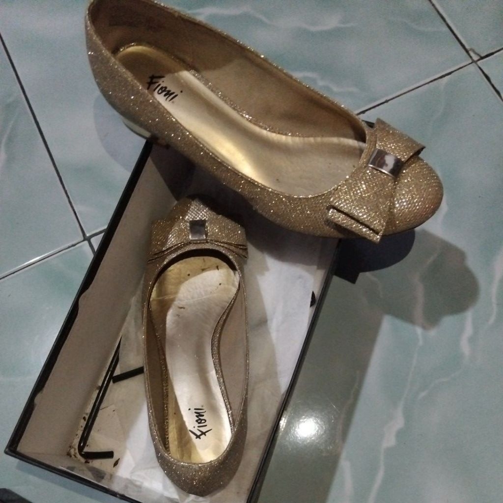 sepatu "fioni" hak tahu