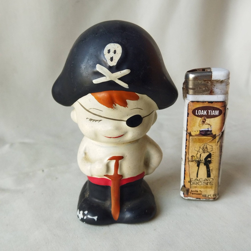 Pajangan Vintage Patung Keramik Boneka Bajak Laut