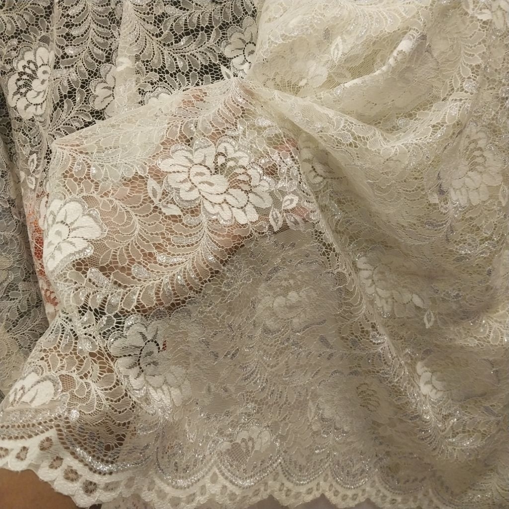 Kain/Bahan/BRUKAT LACE/motif bunga/brukat kebaya(lebar 105 cm)