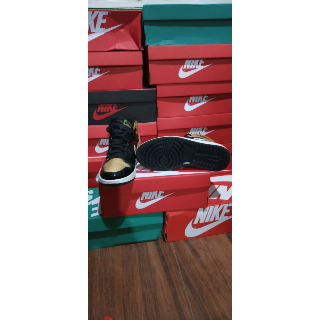 1Air Jordan 1 Retro High OG NRG Gold Top size ( 40 )