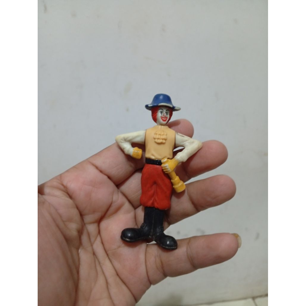 mainan happy meal McDonald Ronald topi biru