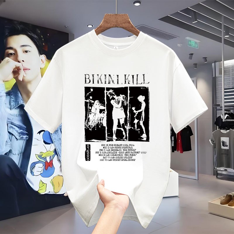 Kaos T-shirt Pria dengan Desain 'Bikini Kill' dan Poster Band (Gaya Punk Retro dengan Kontras Visual