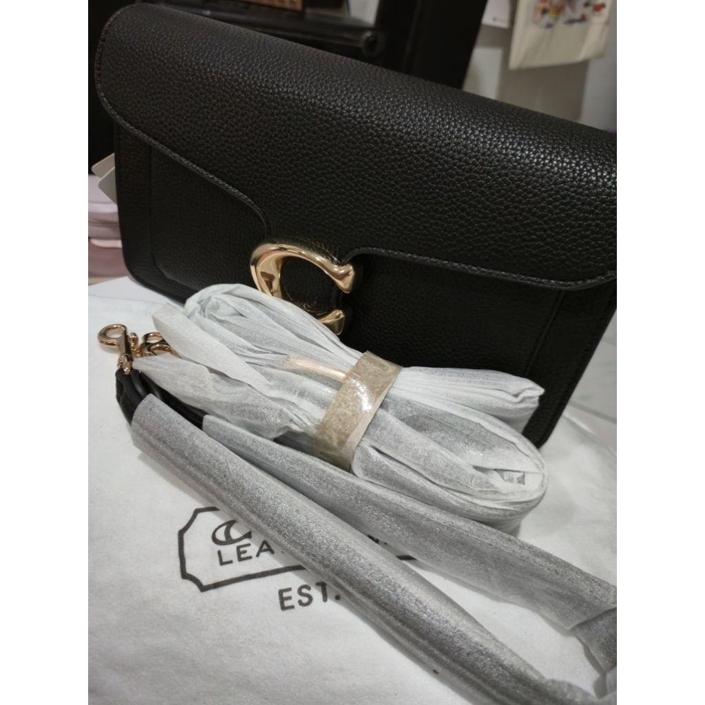 CO4CH TABBY 26 HITAM SIGNATURE TAS WANITA