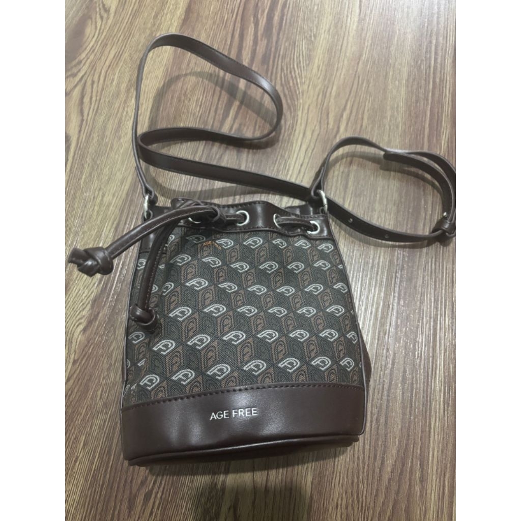 PRELOVED Tas AGE FREE