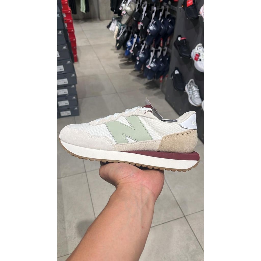 SEPATU NEW BALANCE 237 WOMEN'S SNEAKERS-NEWWS237GM