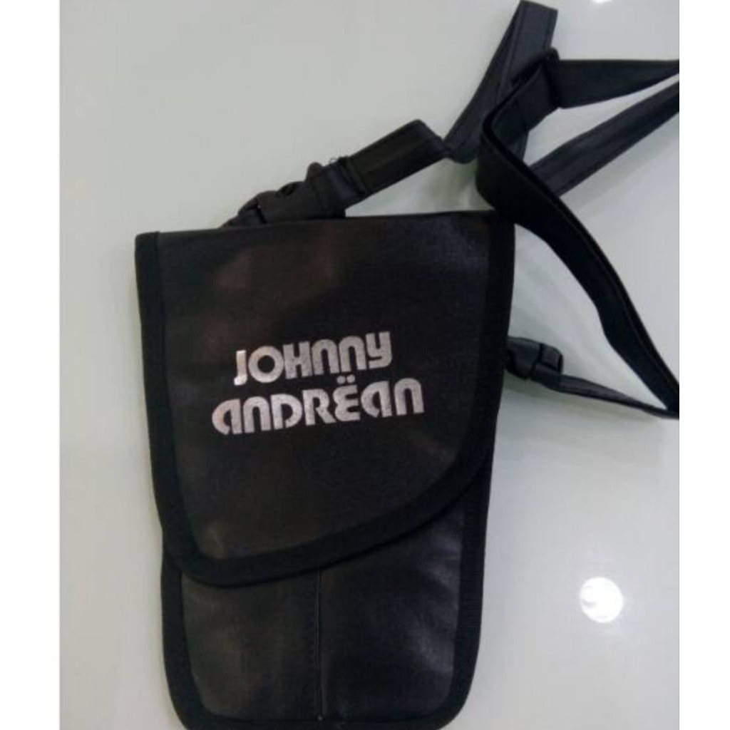 tas peralatan salon Johnny Andrean berwarna hitam. 