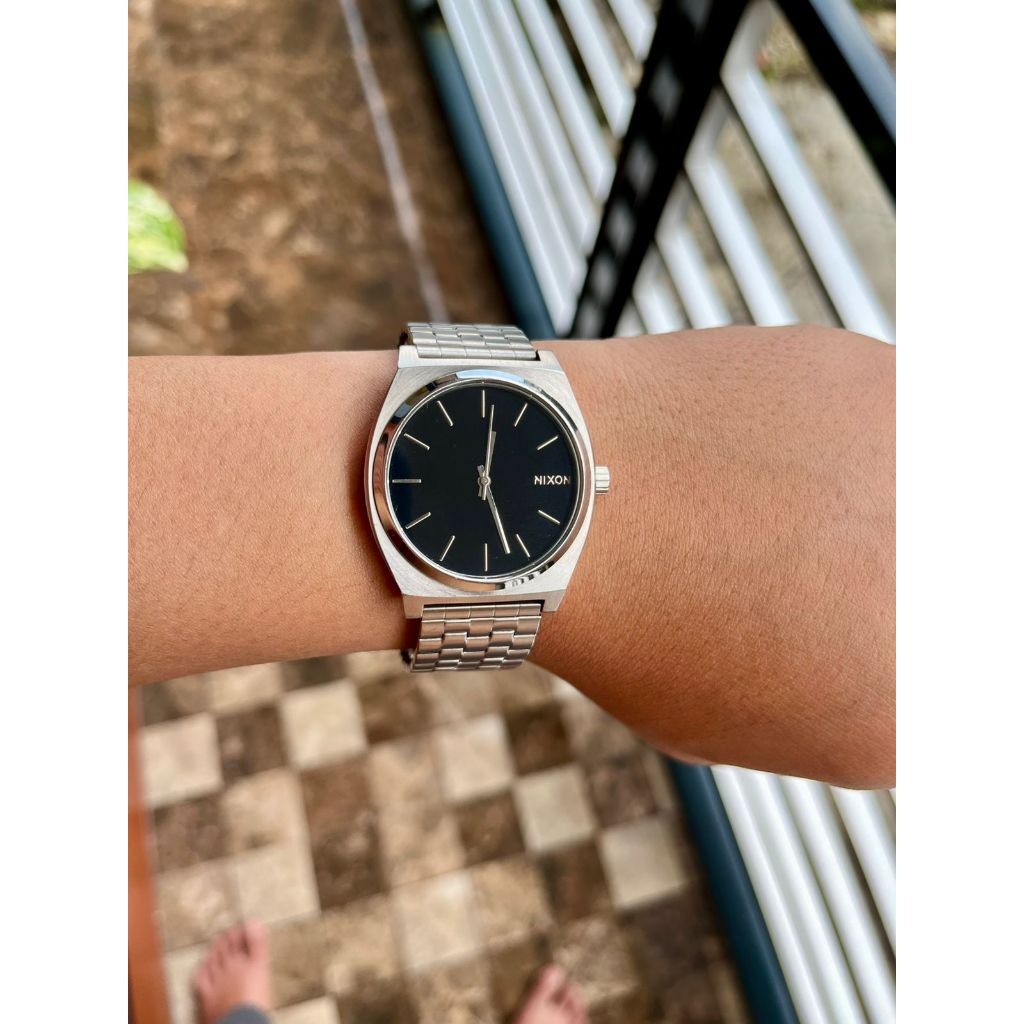 Nixon Jam Tangan Stainless Steel Silver Elegan dengan Desain Minimalis dan Tali Logam yang Nyaman