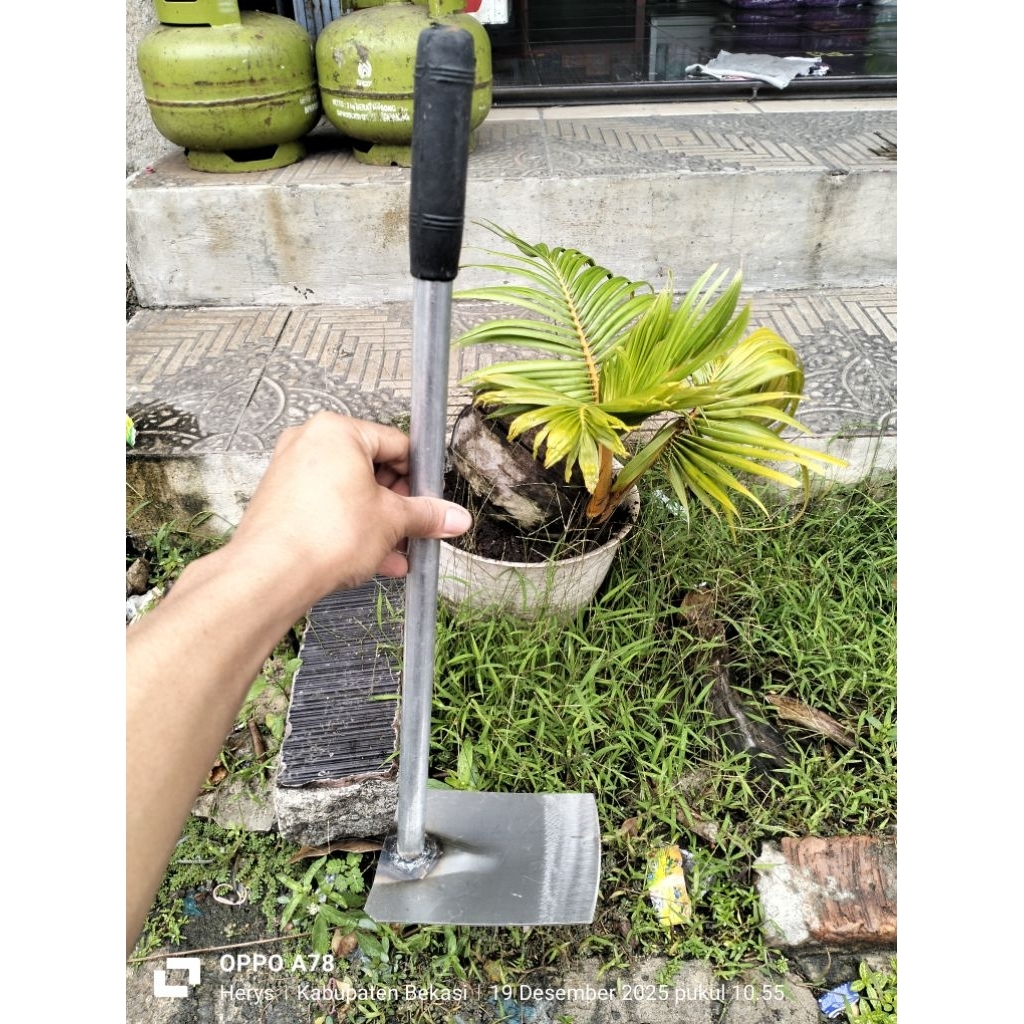 cangkul taman kecil gagang besi