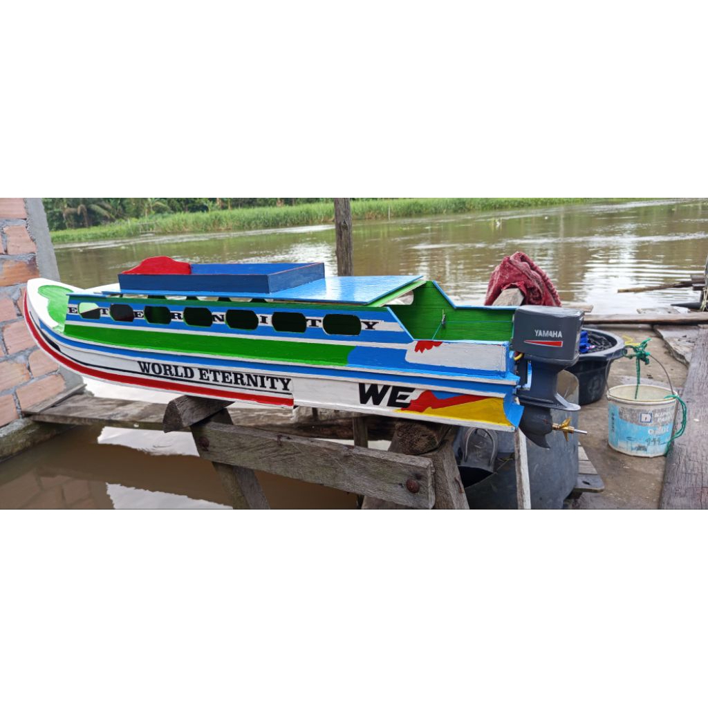miniatur rc boat sda dlengkappi msintempel gudbor.. lengkap dngan elektriknya