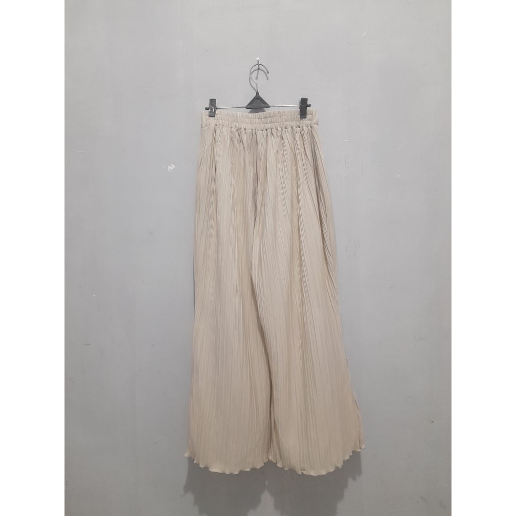 Kulot Plisket Cream muat bb 70kg uniqlo