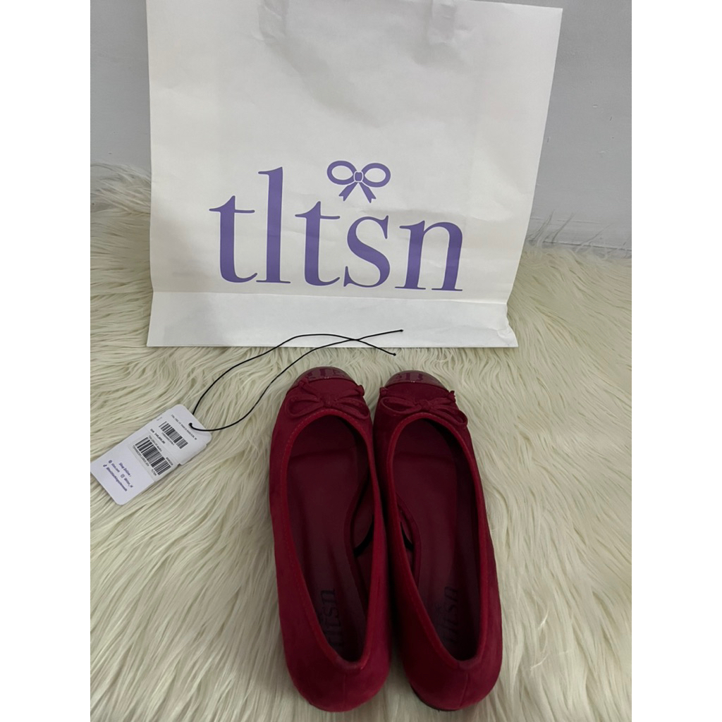 Flat shoes merk the little things she needs