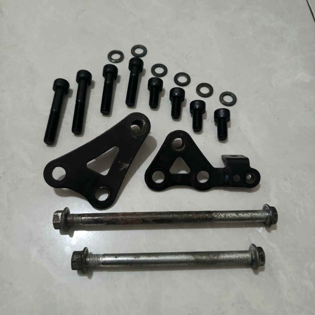 Bracket Breket Mesin Segitiga Mounting Engine Set Original Copotan Yamaha R25 MT25