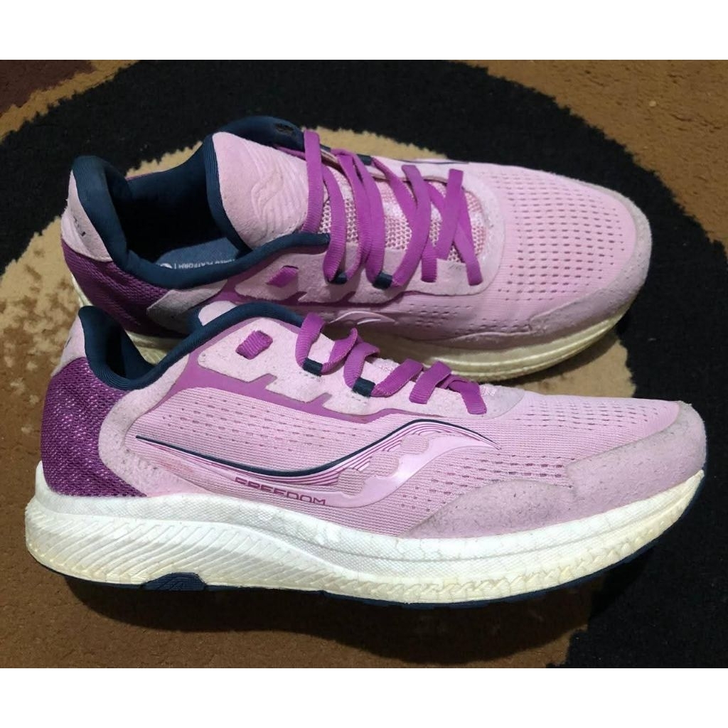 nota sepatu running saucony freedom 4