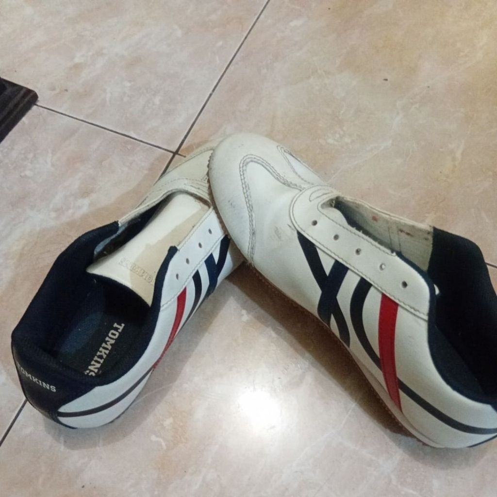 sepatu sneaker putih tomkins