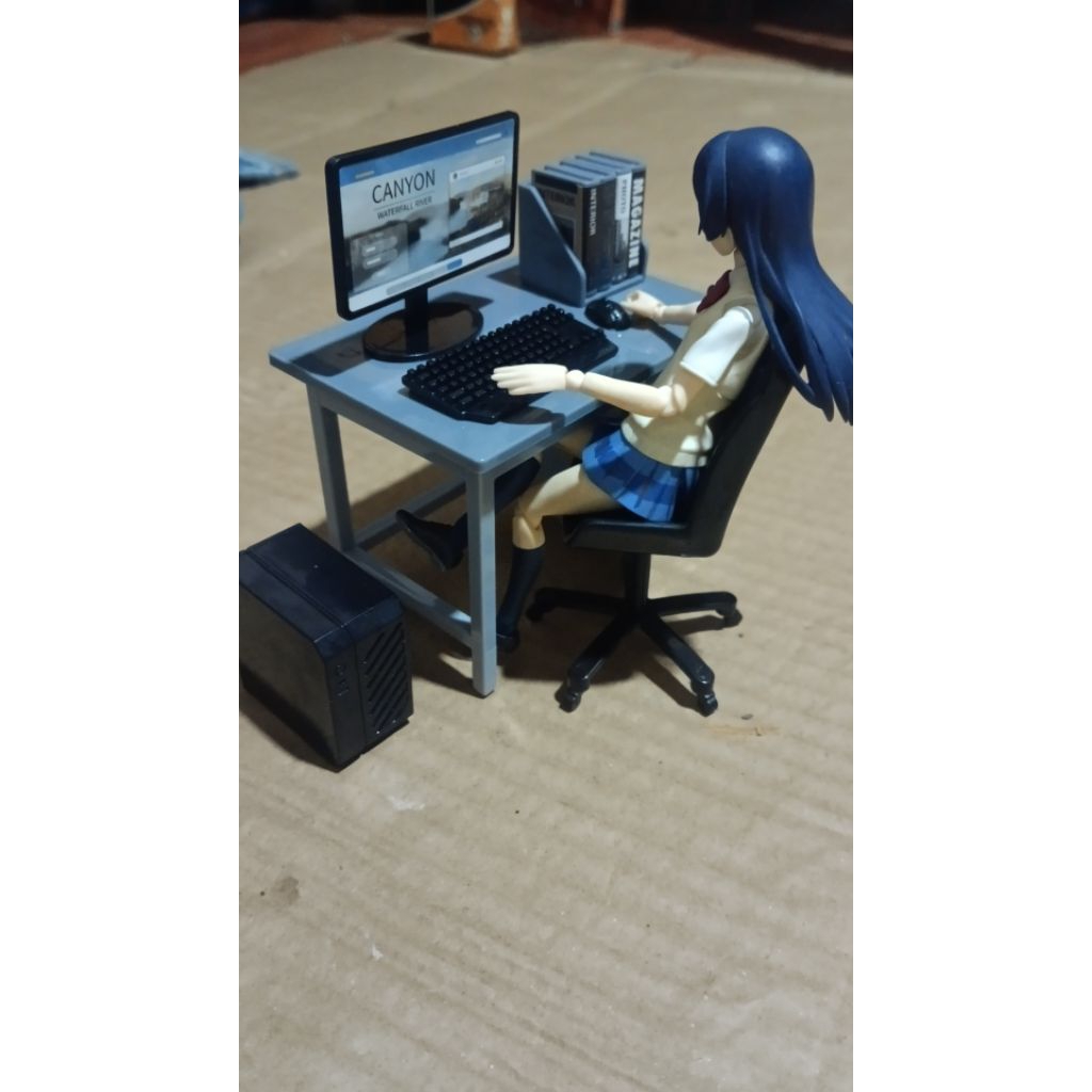 diorama set meja kerja plus komputernya