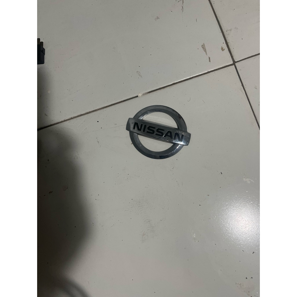 logo Nissan Teana belakang bagasi