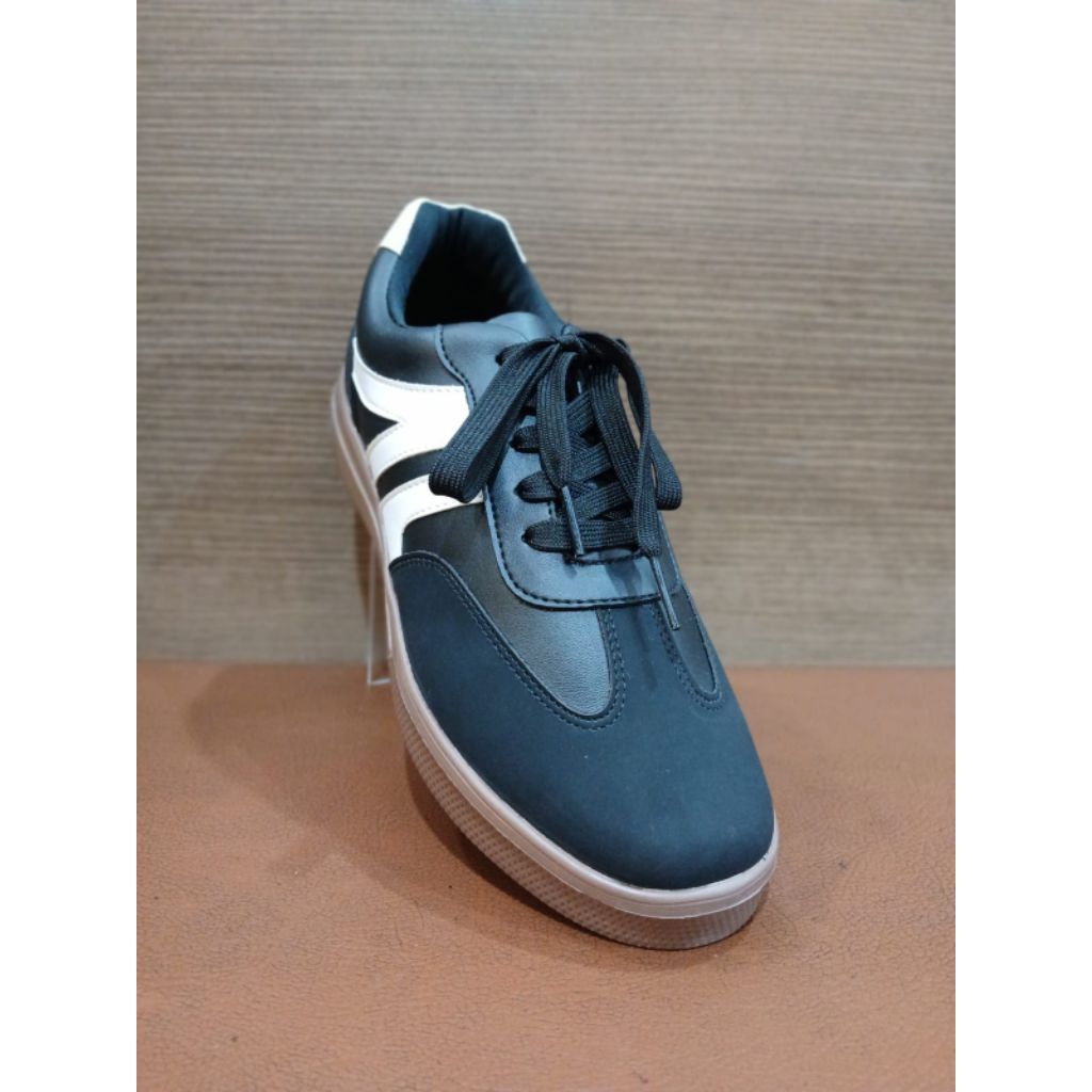 Sepatu Wanita Spotty Milka 01 Hitam/Putih