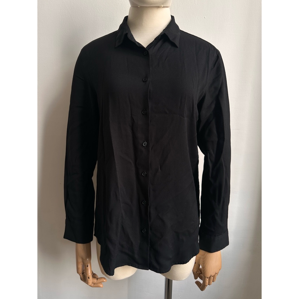 Preloved kemeja Uniqlo tshirt black