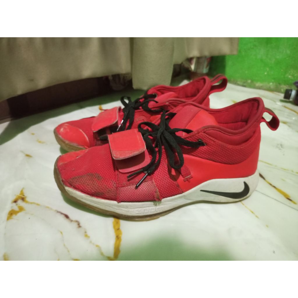 sepatu second basket Nike PG 2.5 "Fresno St. Bulldogs" berwarna merah dan putih.