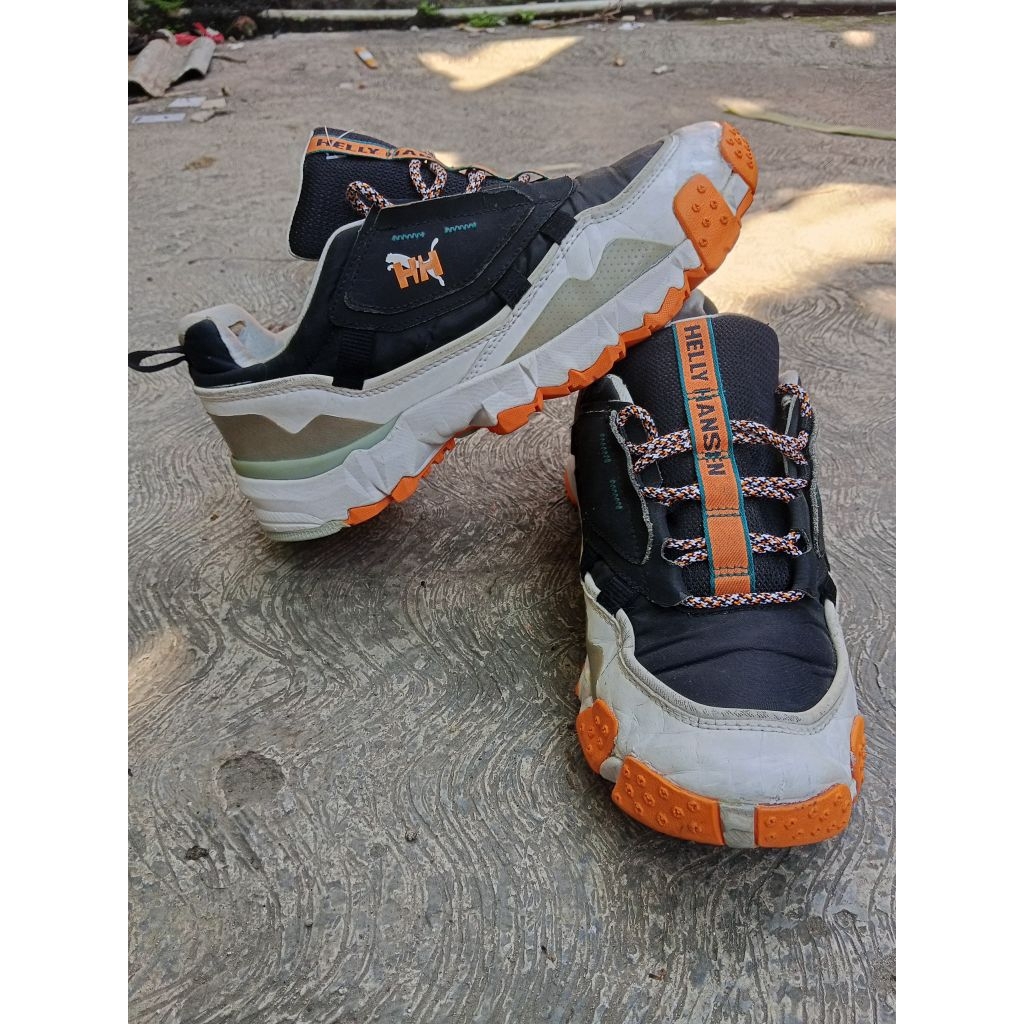 sepatu trailrun pu ma X Helly Hansen sz 41 42