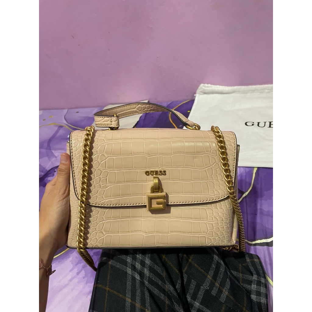Tas Guess Preloved warna aslinya cakep ya ini foto kaya kurang cakep