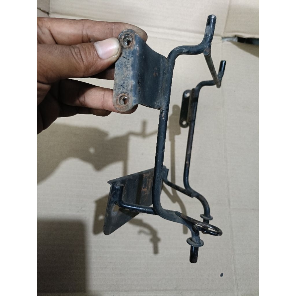 Breket pangkon dudukan lampu depan megapro lama hiu ori