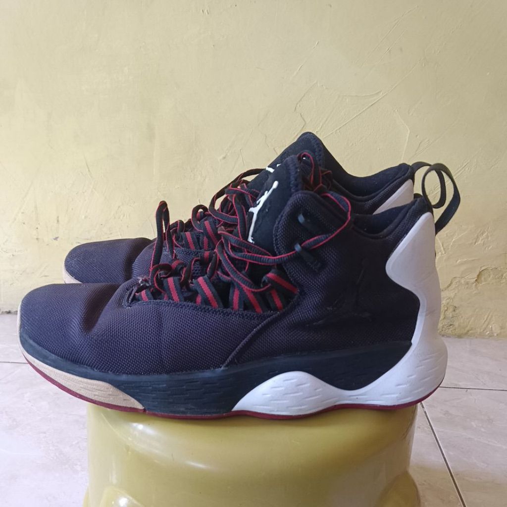 Dua sepatu basket Jordan dan Nike Air size 44 insole 28 second