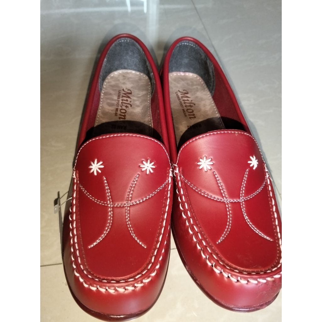 Sepatu pentopel milton