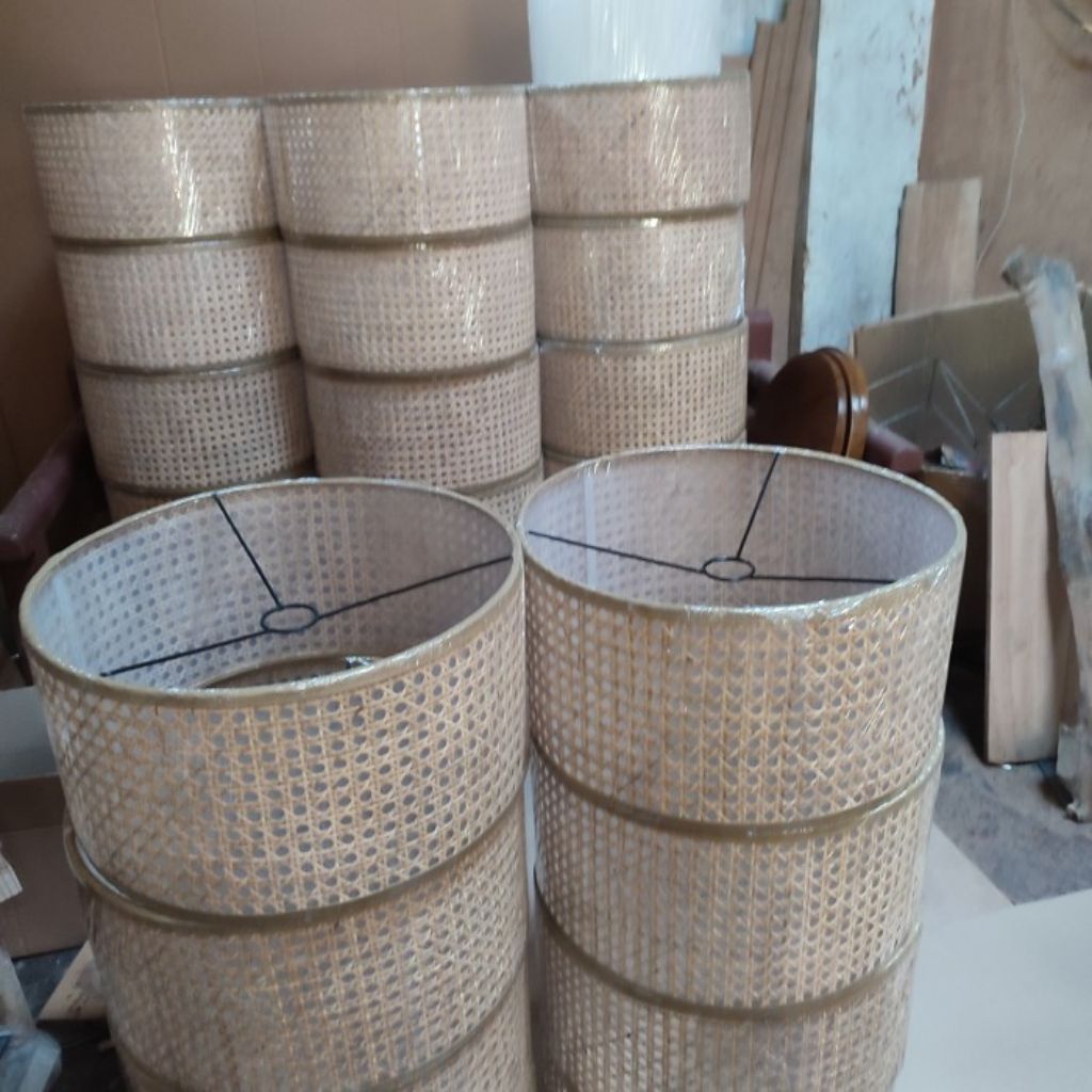 kap lampu rotan dan kain sintetis