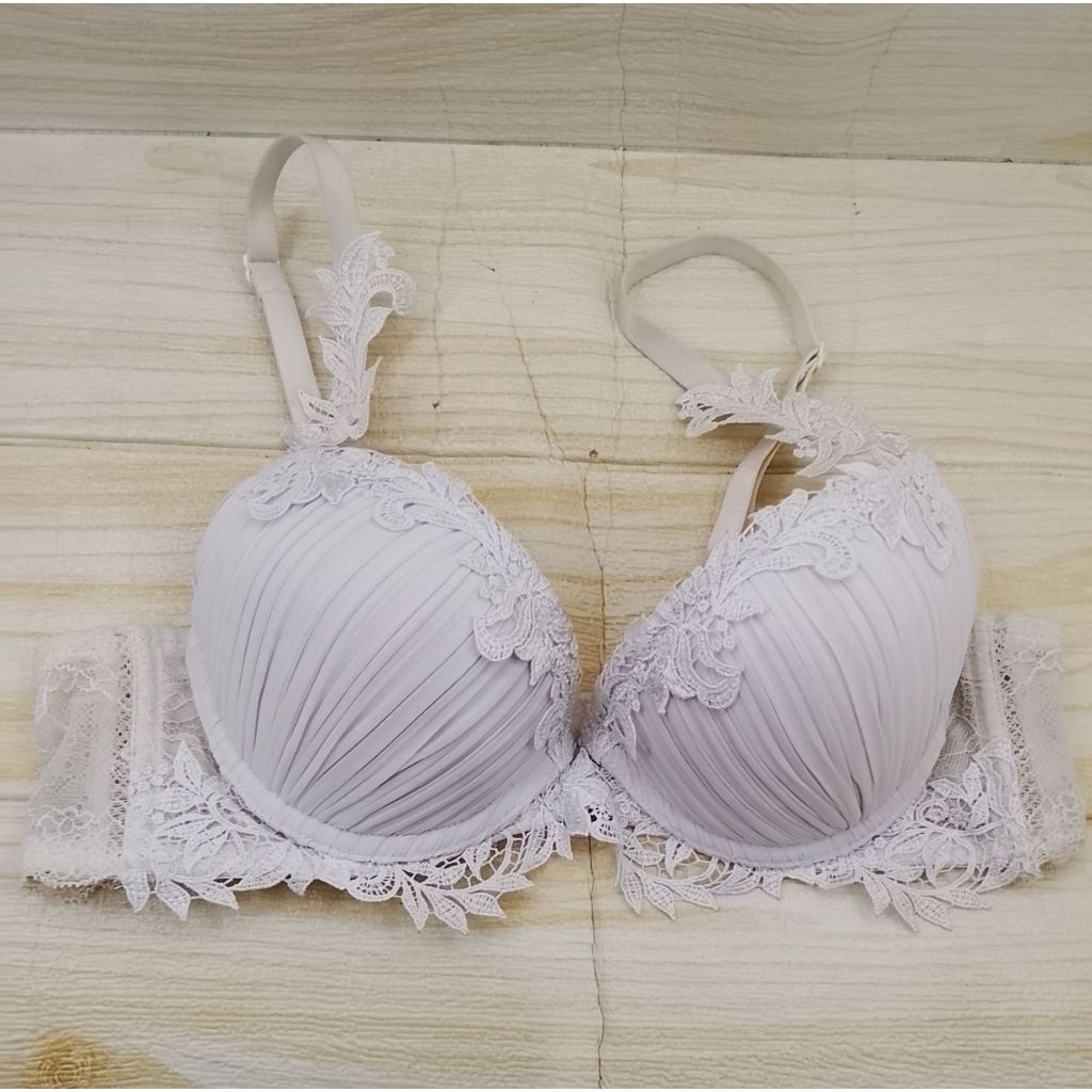 bra size 34A Vera Wang putih renda