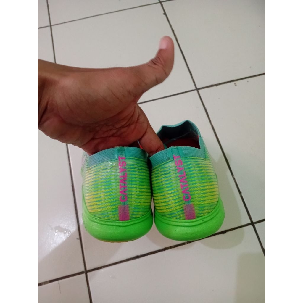 sepatu futsal bekas ortuseight