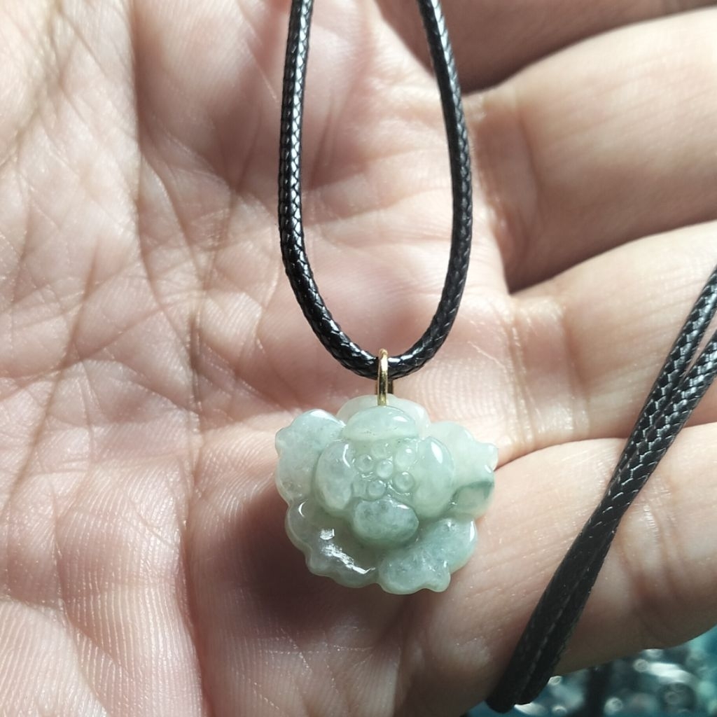 kalung bandul batu giok