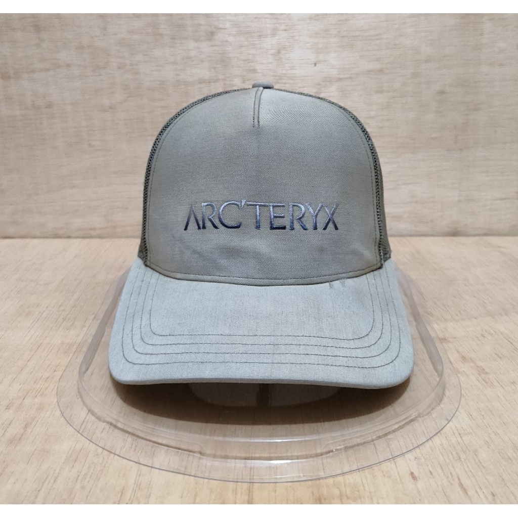 Topi Outdoor Arcteryx Spellout Logo Flat Trucker Hat Original