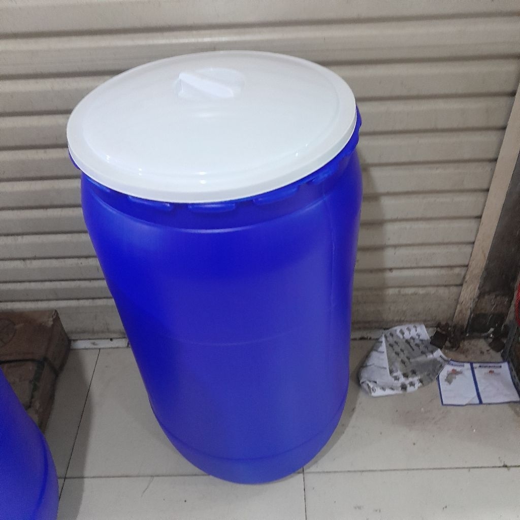 Gentong Air Bahan Plastik ukuran 150 Liter Air