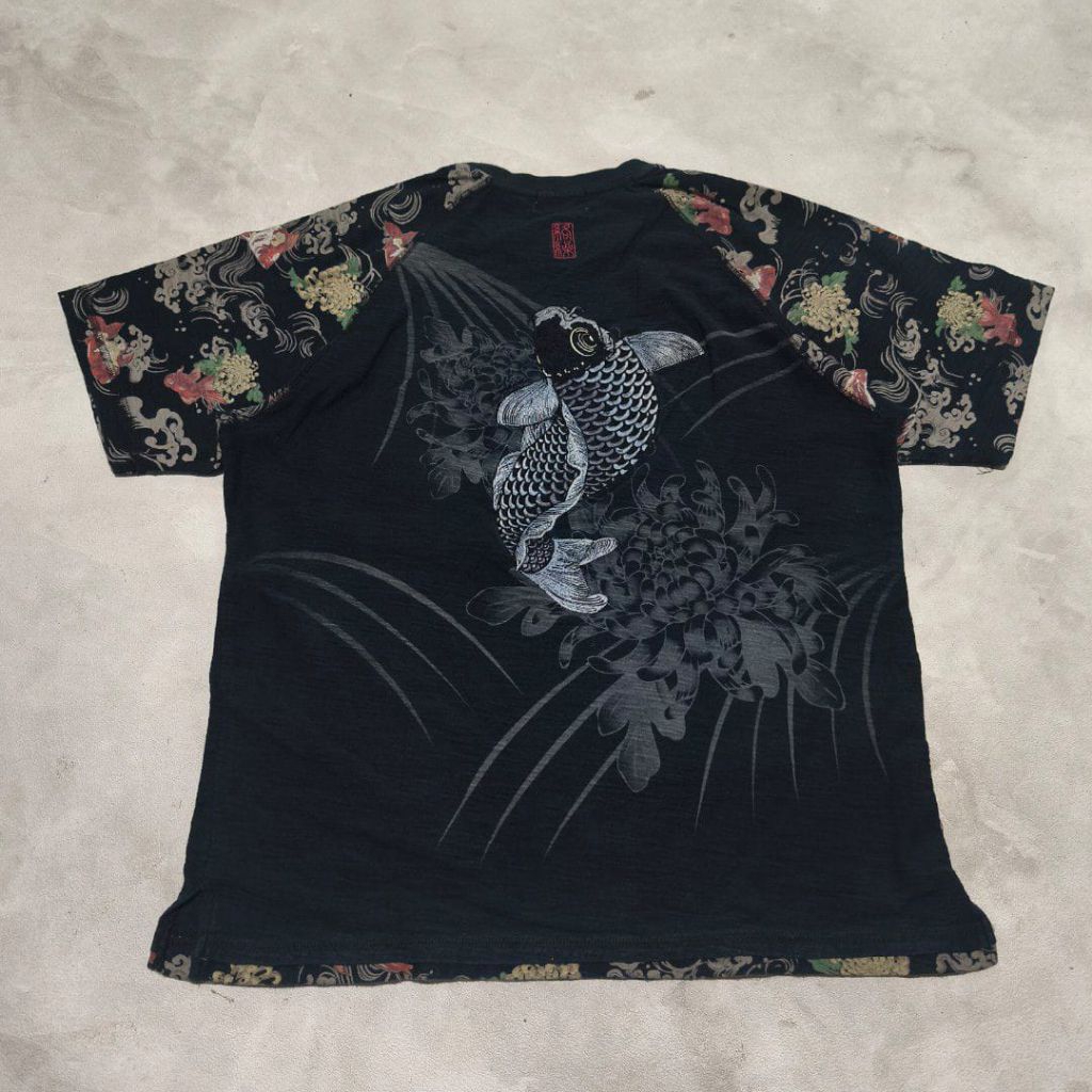 Baju kaos pria sukajan karakuri koi hitam