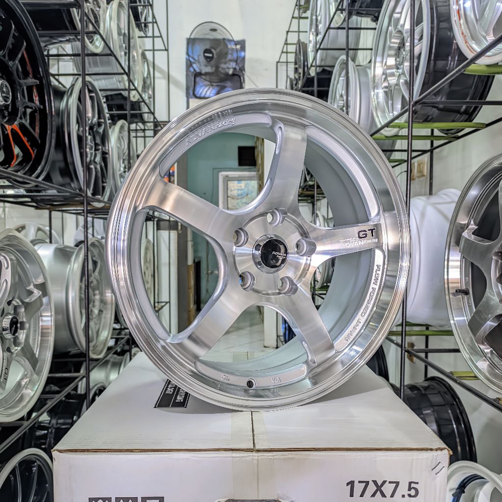 Velg Advan Gt R17 Pcd 5 x 114 Lebar 7.5 et 40