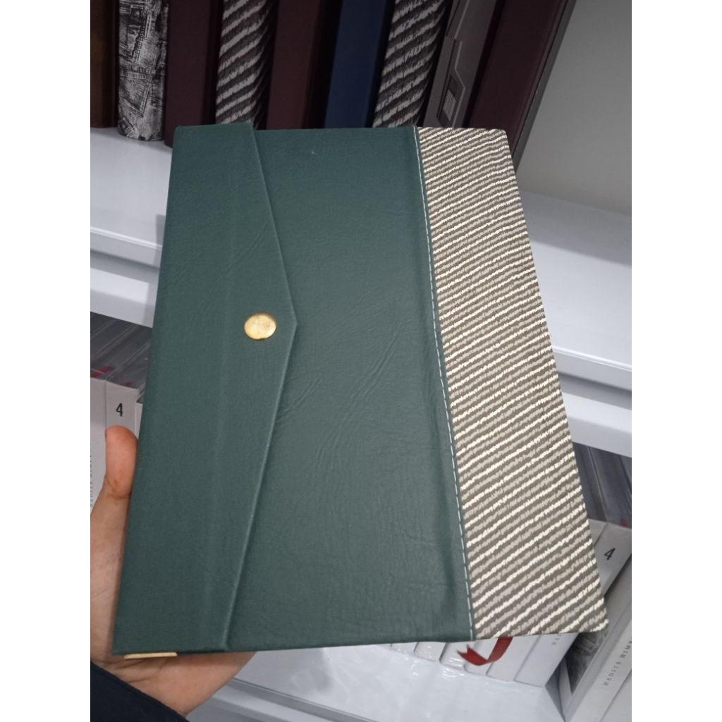 Alquran makna besar kertas putih