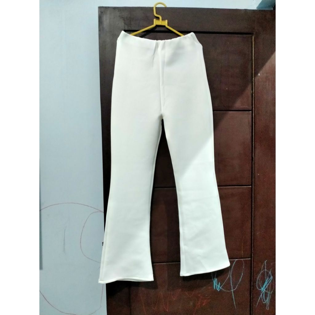 Celana cutbray putih