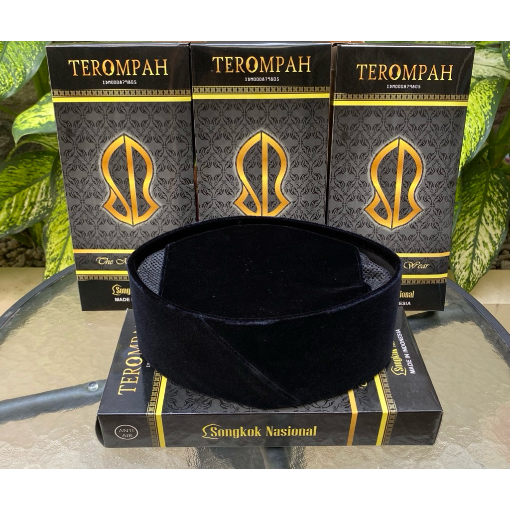 SONGOKOK, PECI, KOPIAH HITAM TEROMPAH
