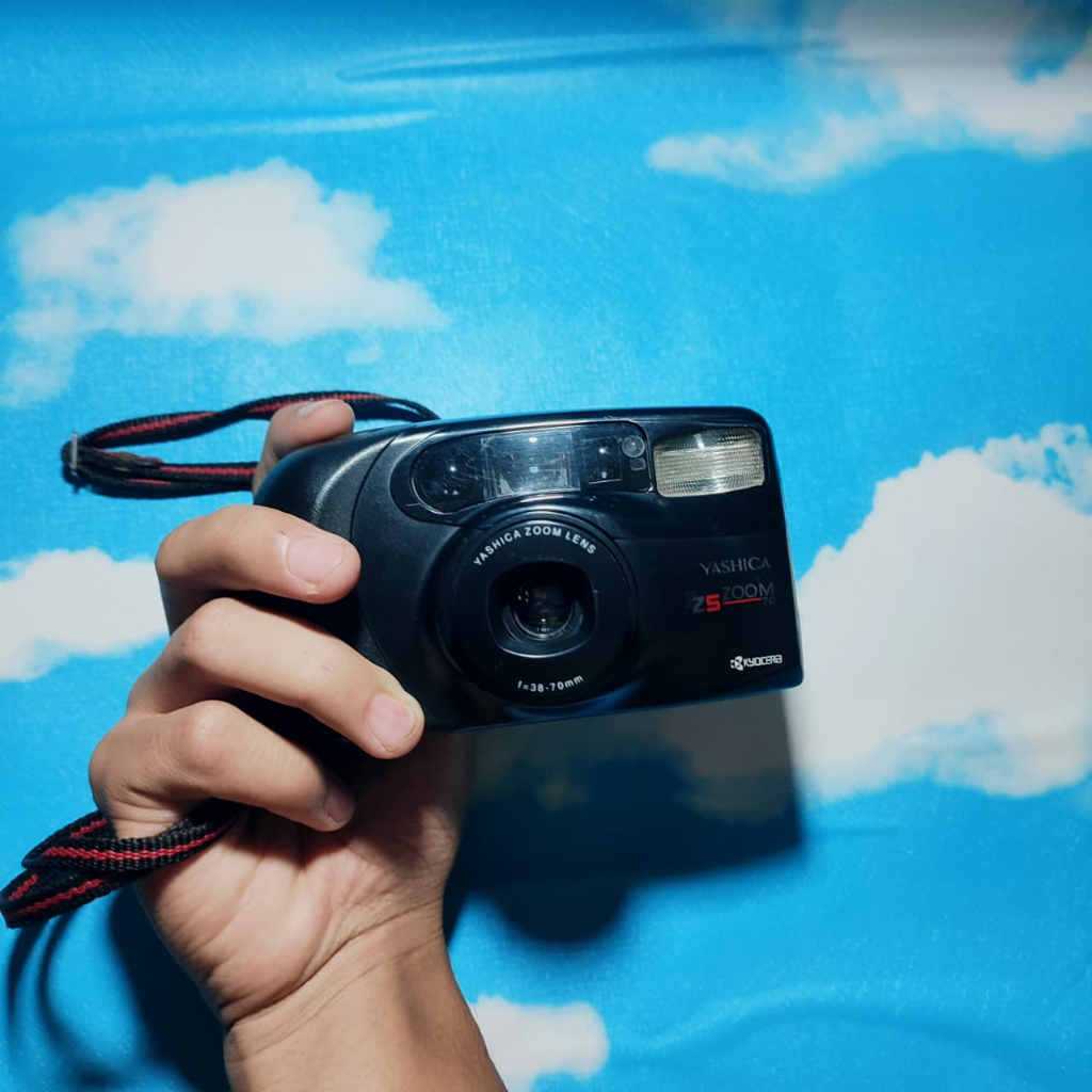 YASHICA EZS ZOOM 70 Kelengkapan: Kamera dan strap