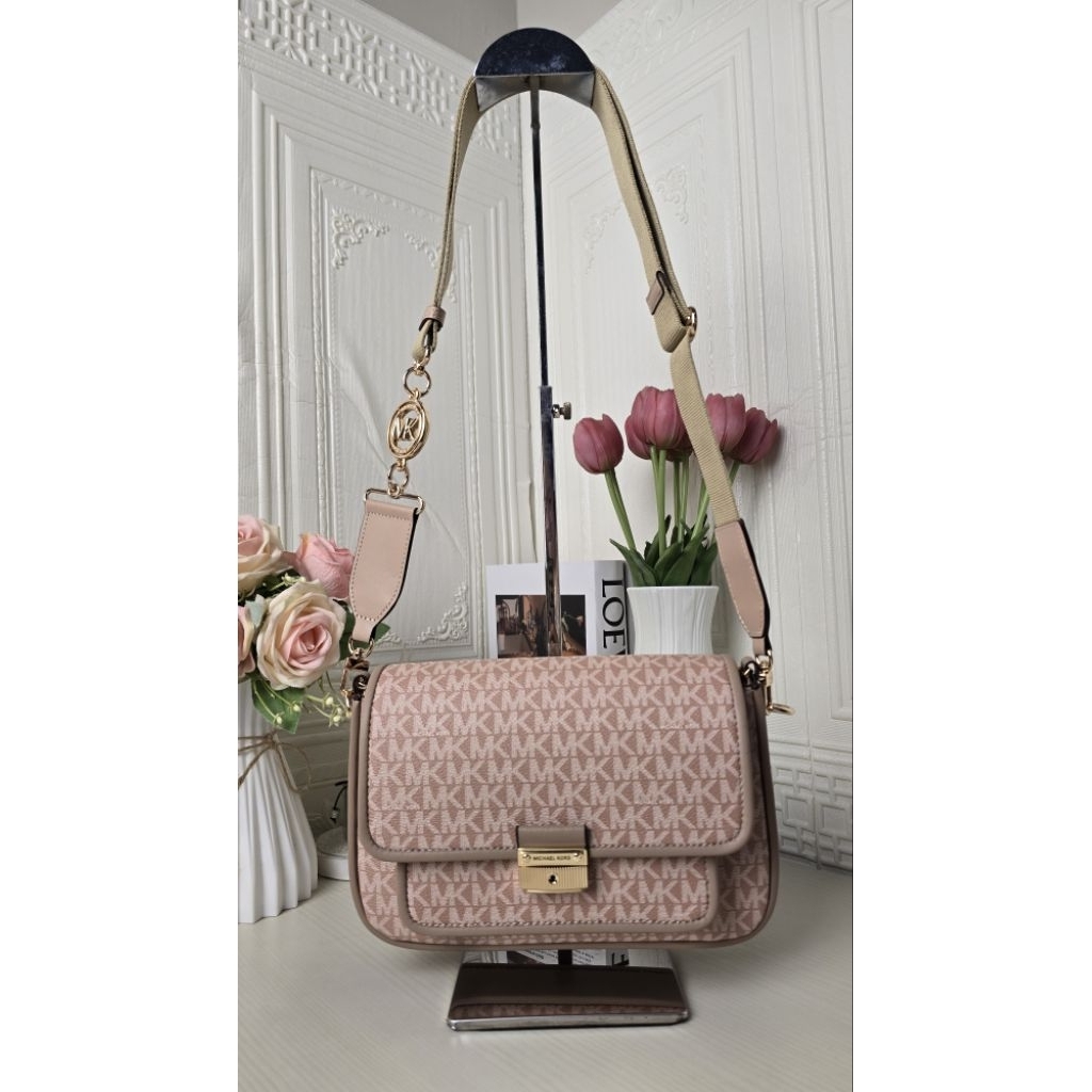New MK Mich*el K0rs Bradshaw Gen 2 Medium Signature Logo Crossbody Bag in Milk Tea/Nude Color