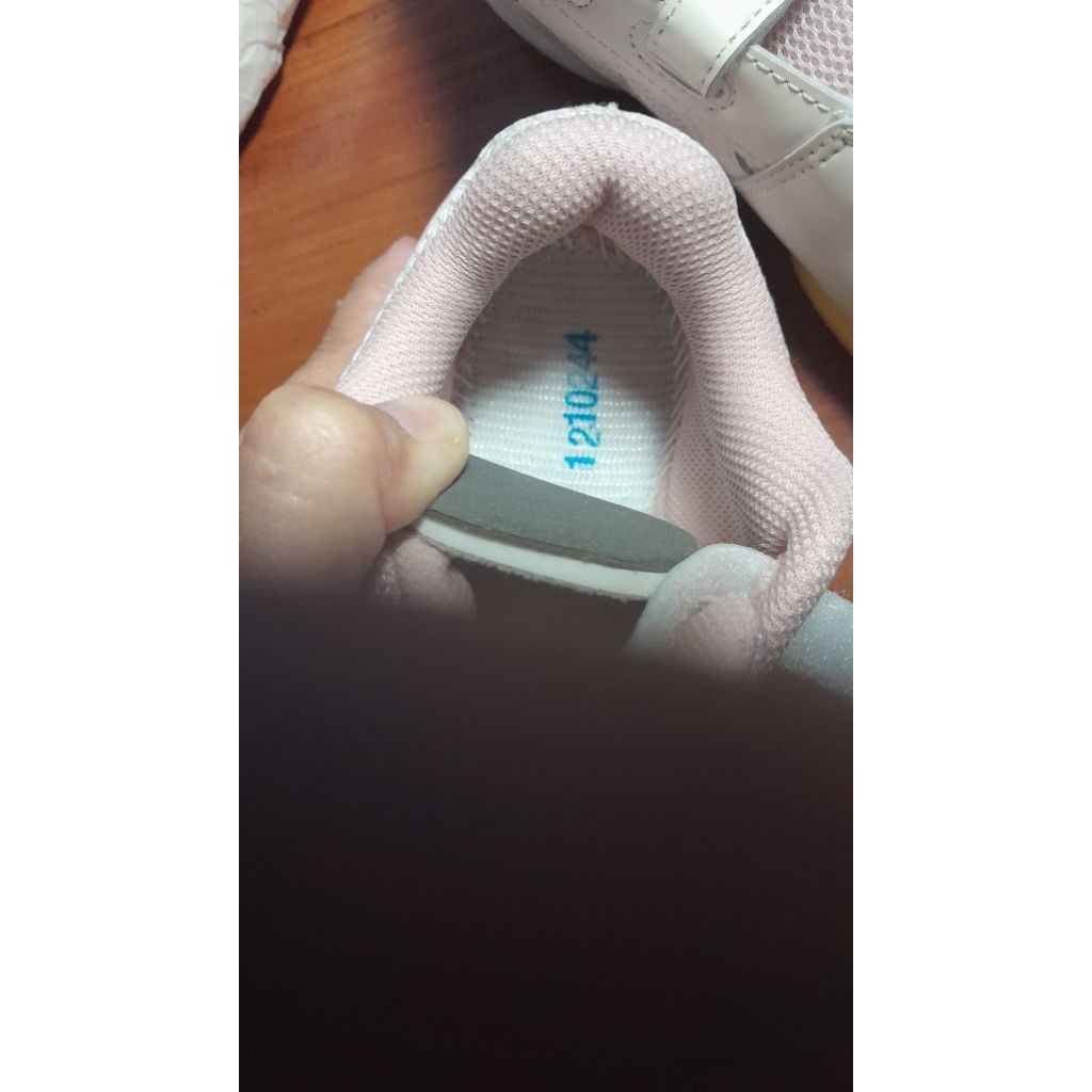 Sepatu anak yonex pink size 35