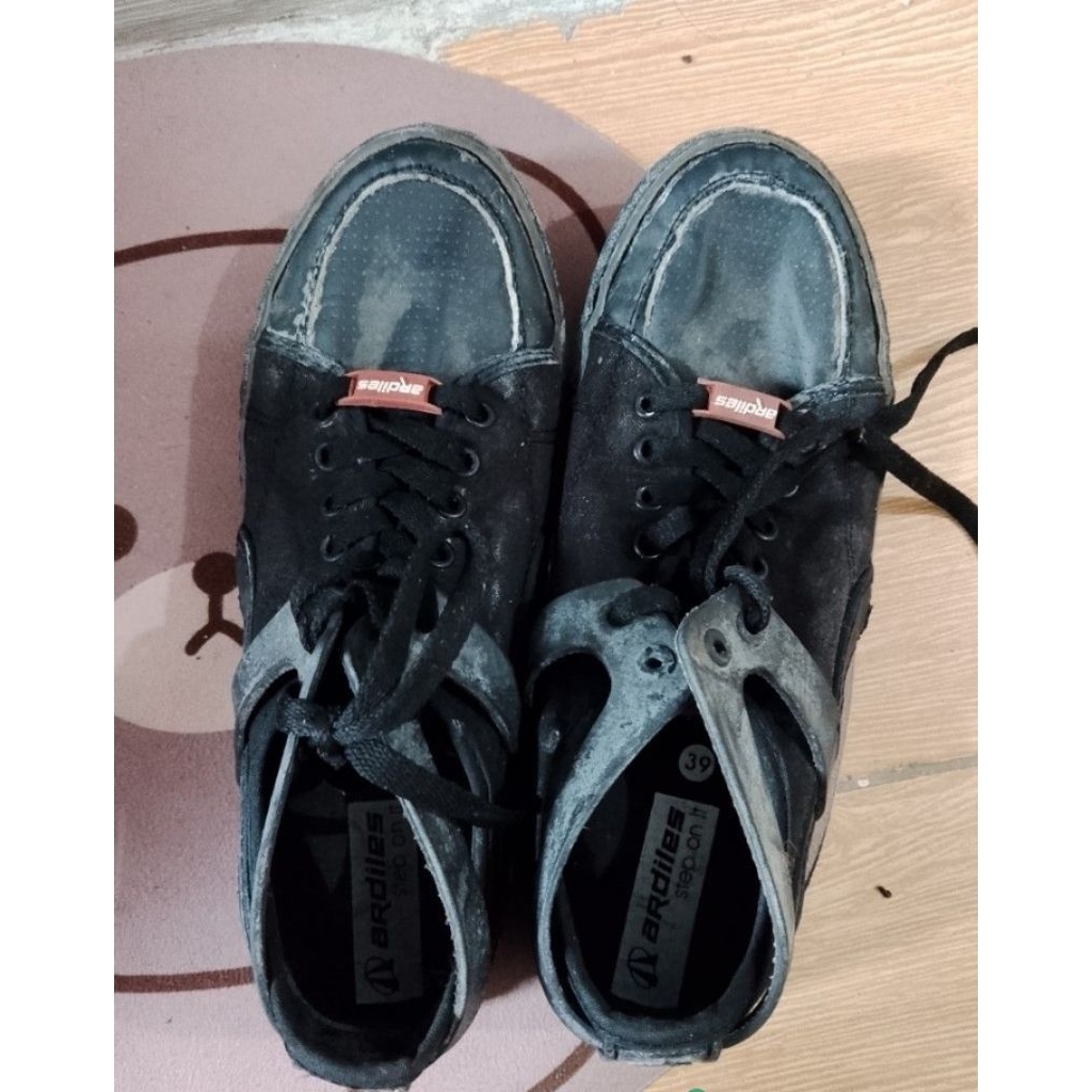 preloved sepatu sekolah
