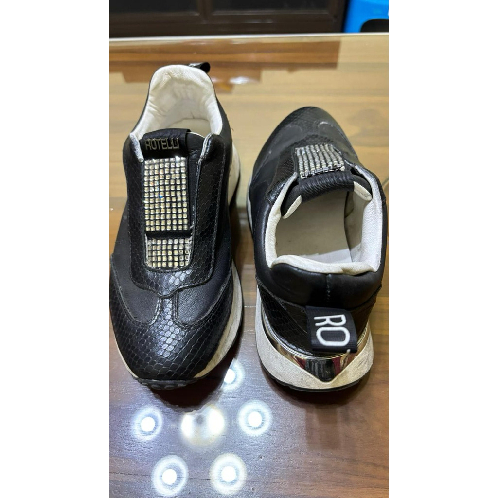 preloved sepatu rotelli warna hitam size 37