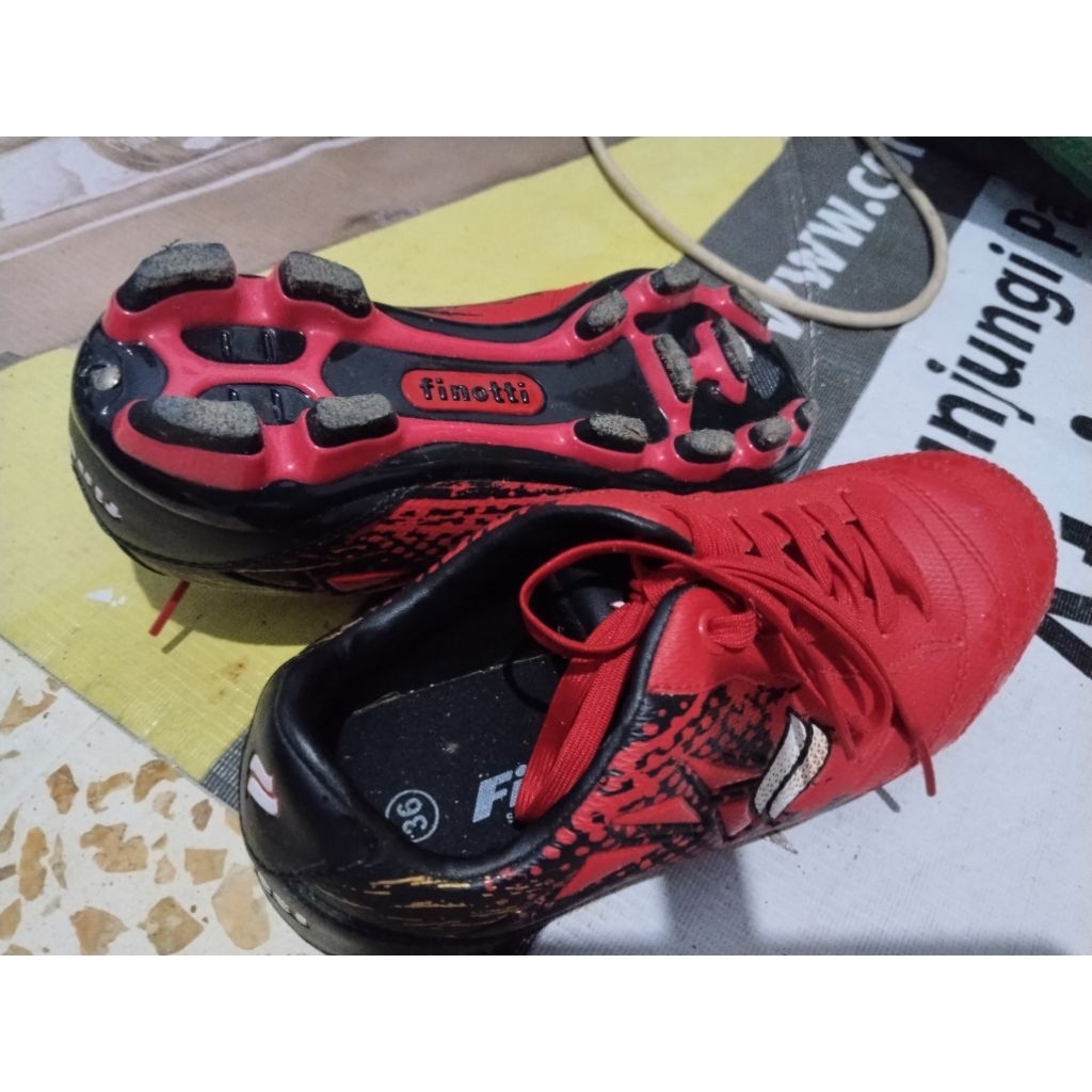 Finotti sepatu bola anak