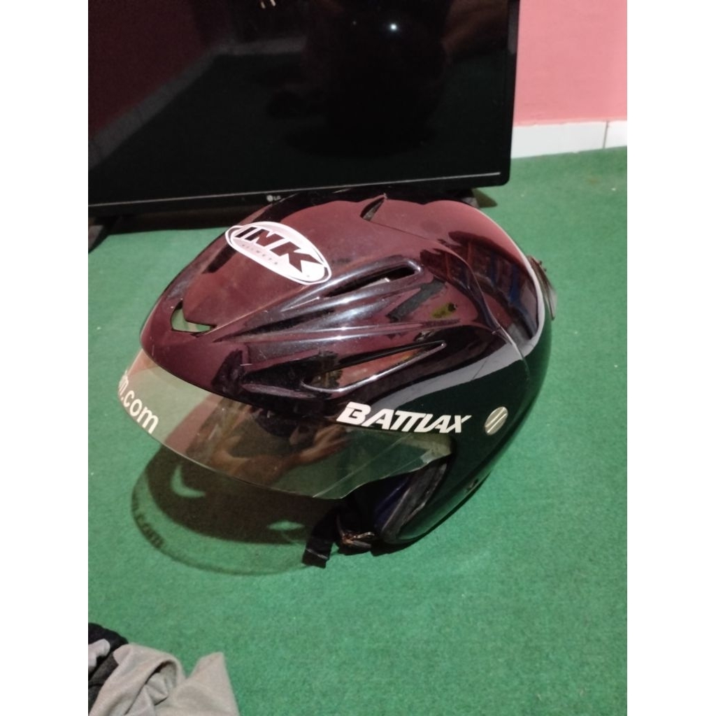 Helm ink hitam