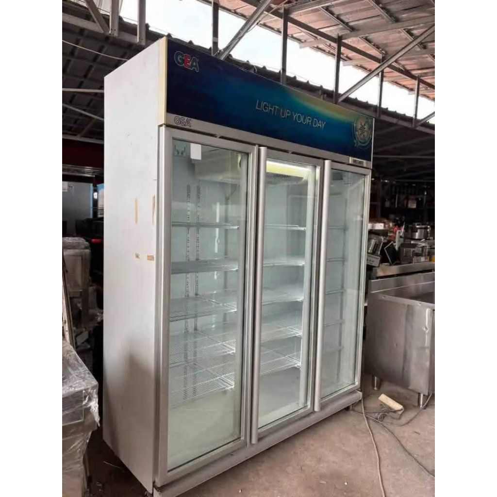 Showcase 3 pintu merek GEA LIGHT UP 1500L