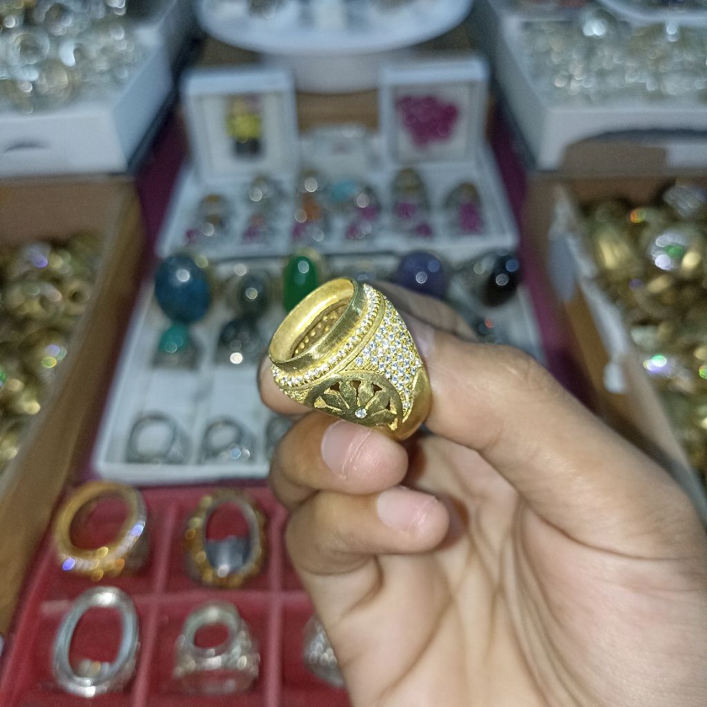 CINCIN/EMBAN/IKETAN/RING BATU AKIK DAN PERMATA MEWAH SEMI UKIR KEKINIAN BAHAN KUNINGAN SARI SUPER