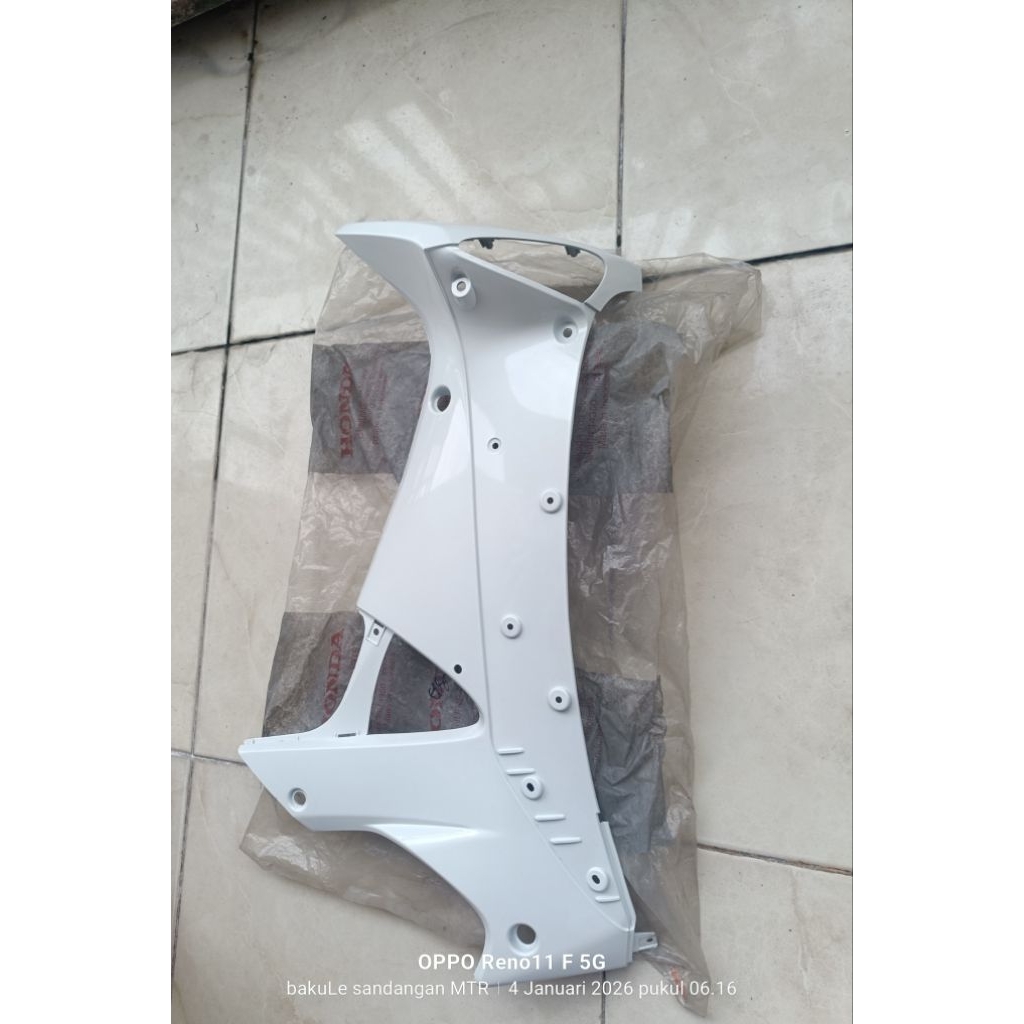 cover sayap kanan dalam Honda Supra x 125 old lama ori original AHM 64450 KTM 850 warna putih