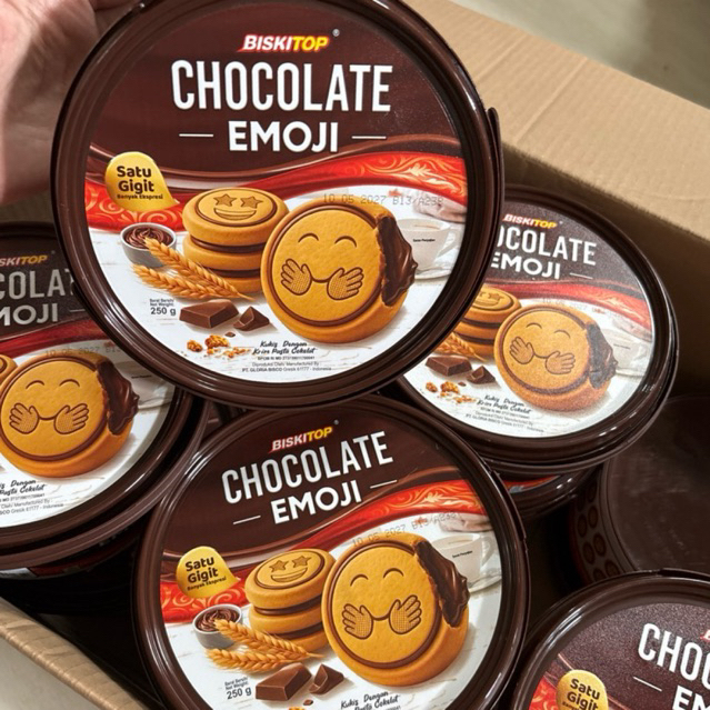 BISKITOP COKLAT EMOJI 12 TIMBA (1 KARTON)